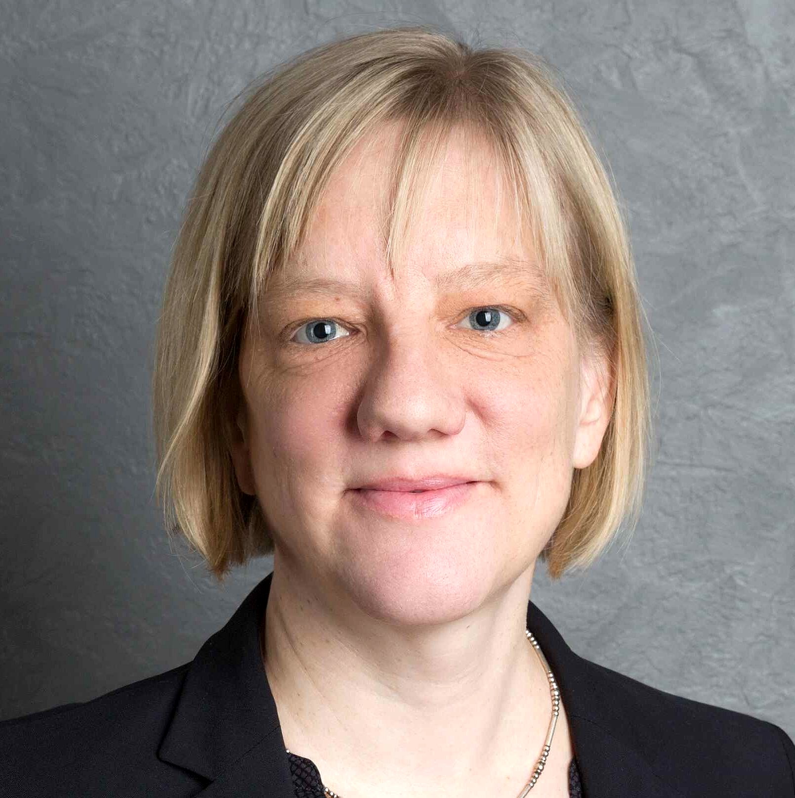 Prof. Dr. Janina Maultzsch, blond hair, blue-grey eyes, and a nice sympathic smile.